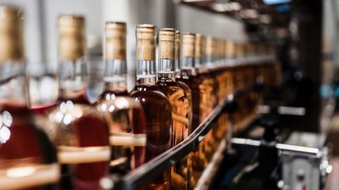 Eestlane hämmingus: alkoholireklaamil on karmid piirangud, kuid tuntud õllebrändid vaatavad vastu kõikjalt