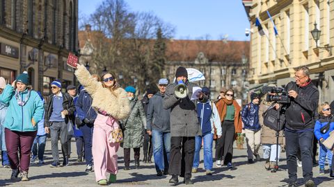 GALERII ⟩ Luulerännak tõi koos tuntud näitlejatega luule tänavatele