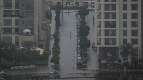 VIDEO ⟩ Mitte ainult droonid: Pärsia lahe riikide elanikke kimbutavad äärmuslikud ilmaolud