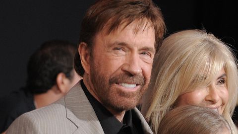 PILTUUDIS ⟩ «Kas Chuck Norris on nüüd saarlane?» Surmateade maakonnalehes tekitas küsimusi