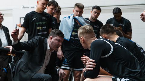 GALERII ⟩ Pärnu korvpallimeeskonna ühisliiga hooaeg sai dramaatilise lõpu. Kärp: See kriibib hinge!