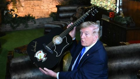 President Donald Trump oleks tahtnud Elvis Presleyga kakelda