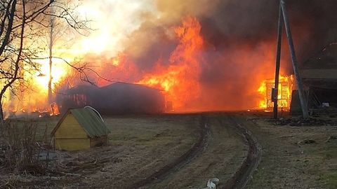 Jõgevamaal tossas neli päeva varem põlenud hoone