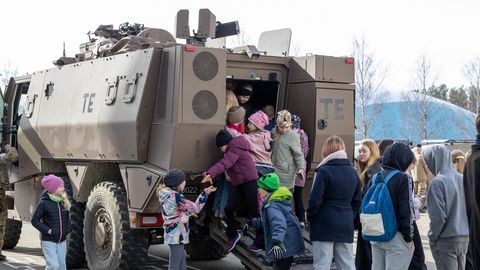 Prantsuse sõjaväelased sõitsid soomukiga Jakobsoni koolile külla