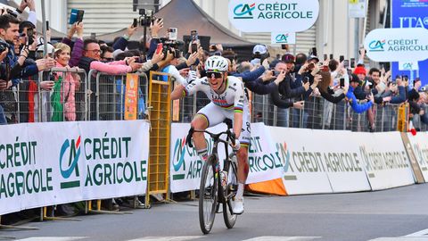 ILMSIKSTULEK ⟩ Maailmameister võitis ühepäevasõidu ohtlikus seisukorras rattaga