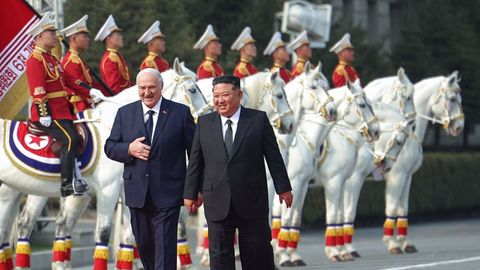 VIDEO ⟩ Kim Jong-un tervitas Lukašenkat kahurite ja ratsaväega