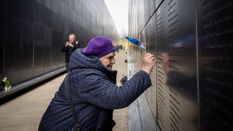 GALERII ⟩ Maarjamäel toimus märtsiküüditamise mälestustseremoonia