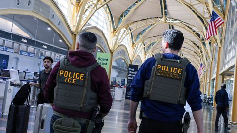 Vägistaja juurest vangi: ICE hoiab kinni inimkaubanduse ohvriks langenud Colombia naist