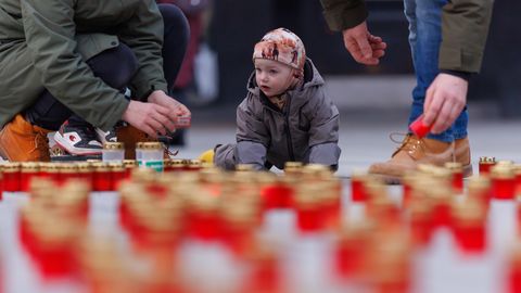 GALERII ⟩ Vabaduse väljakul süüdatud küünlad meenutavad 77 aasta tagust traagilist päeva