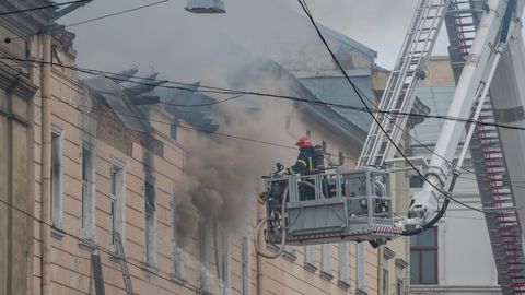 Sikorski: Ukraina ründab sõjalisi sihtmärke ja Putin kirikuid