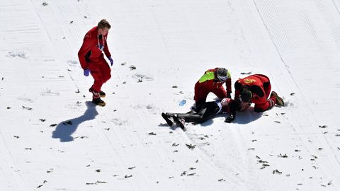 VIDEO ⟩ Järjekordne väga karm kukkumine lennumäel lõppes haiglavoodis