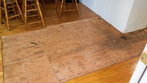 Naine leidis põrandat renoveerides peidetud jäljed, mis panid ta liigutusest nutma