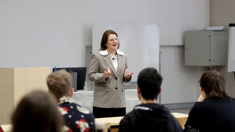 Minister Liisa Pakosta vastas treffneristide küsimustele, arutelu pidi aitama neid lõpukirjandi kirjutamisel