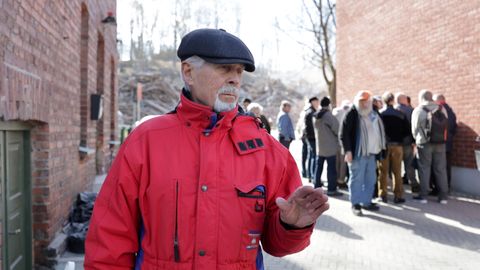 Tartu hoiu-laenuühistu liikmed pidasid õues maja nurga taga koosolekut, sest kontor on suletud