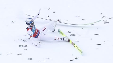 FOTOD ⟩ Austria suusahüppaja pääses võistluse pikimal hüppel kukkudes imekombel vigastusteta