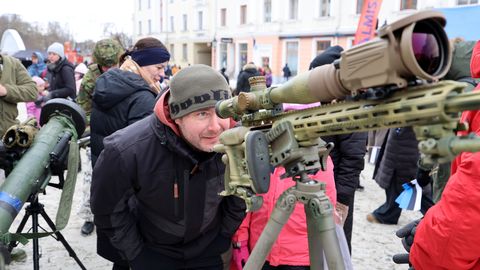 KODANIKUD RELVASTUVAD? ⟩ Sotsiaalmeedias arutatakse, millist relva kodukaitseks soetada ning kaitseliitlased toovad lahingurelvi koju