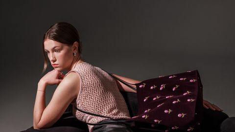 UUS TASE ⟩ Läti moekunstnik lõi püksid, mis muutuvad sekunditega lühikestest pikkadeks!