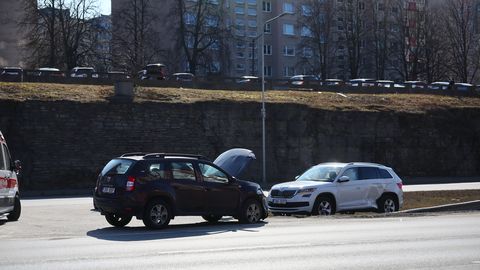 FOTOD ⟩ Lasnamäe kanalis põrkasid kokku kaks sõidukit