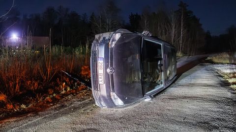 GALERII ⟩ Kallaveres paiskus auto ümber