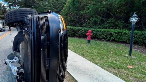 Segased lood: kahtlaste nähtudega Tiger Woods tegi avarii ja pisteti pokri