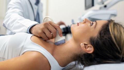 VAIKNE HAIGUS ⟩ 9 märki, et sa kannatad kilpnäärme alatalitluse all