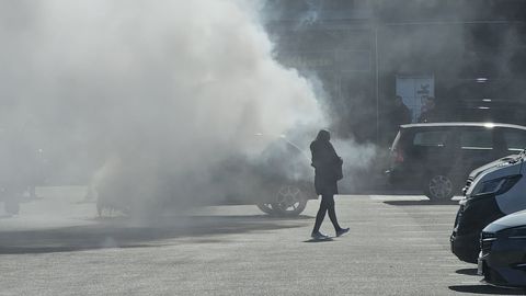 FOTOD JA VIDEO ⟩ Tallinnas kaubanduskeskuse juures põles auto