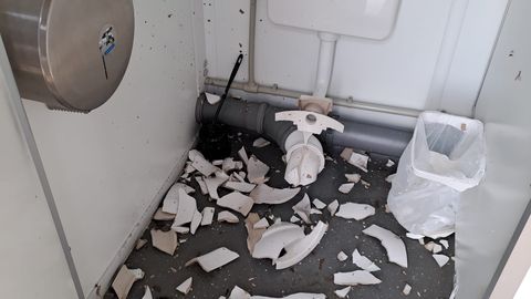 Vandaalid lõhkusid jälle puhkepargi tualeti