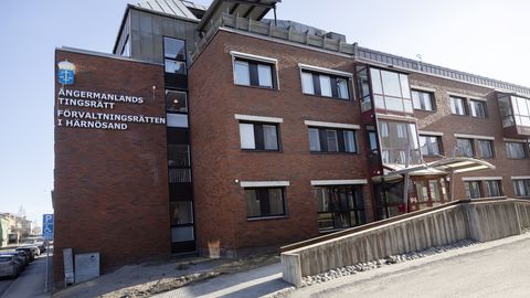 Rootslast süüdistatakse oma naise kupeldamises enam kui sajale mehele