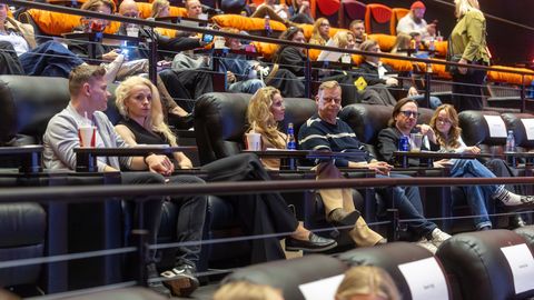 PILTUUDIS ⟩ Esimest korda avalikkuse ees! Elina Pähklimägi saabus «Svingerite» esilinastusele käsikäes kallimaga