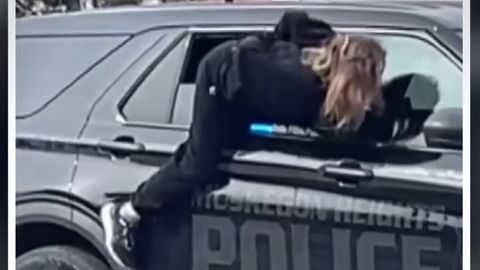 NAGU FILMIS ⟩ Michiganis puges käeraudades naine politseiautost välja ja jooksis märkamatult minema