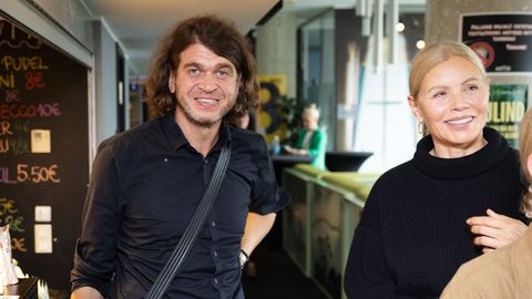 Kuhu jäi modellist kallim? Arbo Tammiksaar jäi filmi esilinastusel kaamera ette teise naisega magusat musi jagades