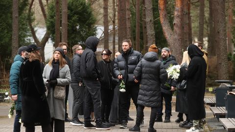 OTSEFOTOD ⟩ Sõbrad ja lähedased saadavad räppar Gameboy Tetrise viimsele teekonnale