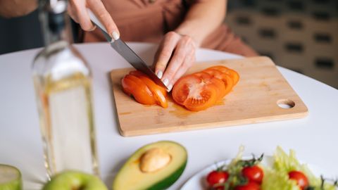 VÄHENDA RISKI ⟩ 5 toiduainet, mida ei tohiks puidust lõikelaual lõigata