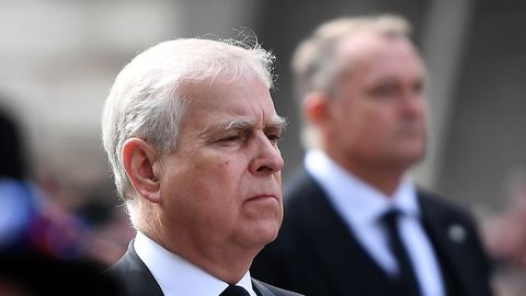 SAJANDI TEHING PALJASTATUD ⟩ See polnudki Andrew raha: Elizabeth II ja prints Philip maksid kinni poja skandaali