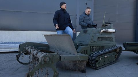 GALERII JA VIDEO ⟩ Miinirobot roomab Kevadtormile tanke varitsema