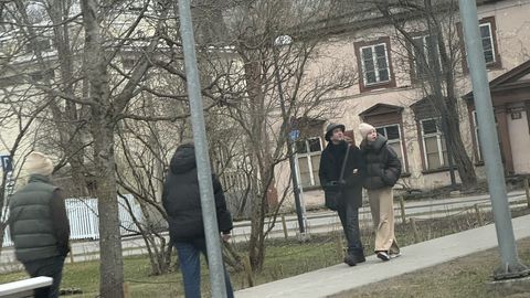 PAPARATSO ⟩ Mõni päev tagasi teist naist musitanud Arbo Tammiksaar nautis Kadriorus jalutuskäiku koos pruudiga