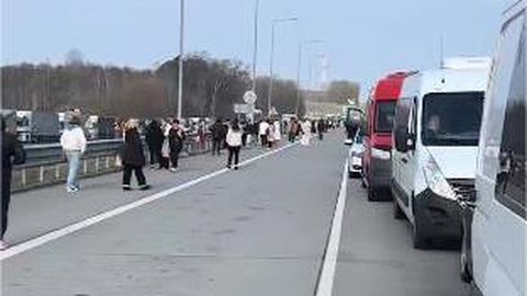 VIDEO ⟩ Lihavõteteks koju! Ukraina piiril looklevad ülipikad järjekorrad