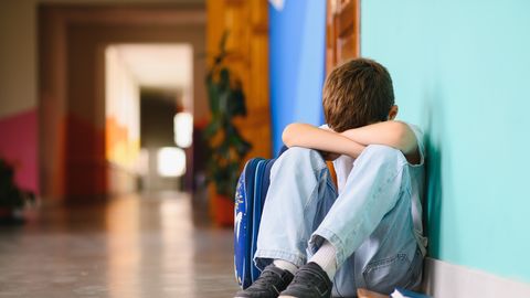 Pärnu mees nägi tänaval, kuidas eelteismelised tüdrukud kiusasid väikest poissi: täiskasvanud jalutasid lihtsalt mööda