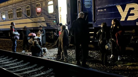 POSTIMEES UKRAINAS ⟩ VIDEO: Kuidas elada Ukrainas üle reisirongi öine evakueerimine