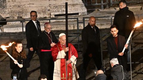 VIDEO ⟩ Paavst tegi suure reede ristikäigul ajalugu