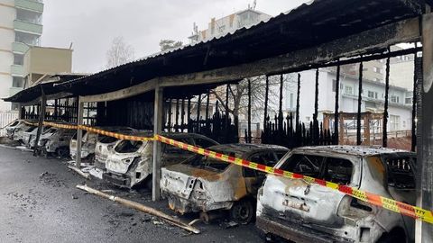 Sünge vaatepilt Helsingis: tulekahju hävitas kaheksa autot