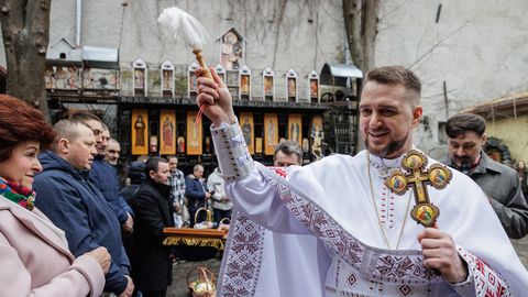 FOTOD JA VIDEO ⟩ Ukrainlased tähistasid kirikus ülestõusmispühi