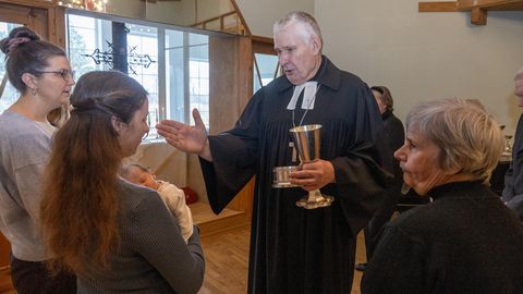 GALERII ⟩ Staažikas vaimulik: kirik on saanud Eesti Vabariigilt jalaga tagumikku