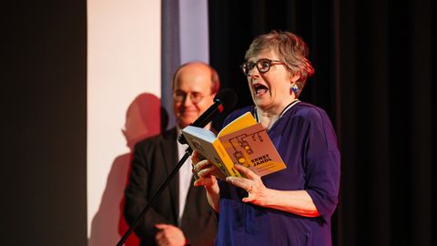 GALERII ⟩ Kirjanike Majas loeti Ernst Jandli vaimukat eksperimentaalluulet