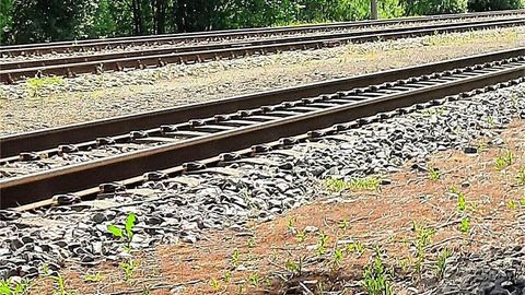 «Jooksis otse rongile ette!» Raudteed ületanud laps pääses napilt õnnetusest