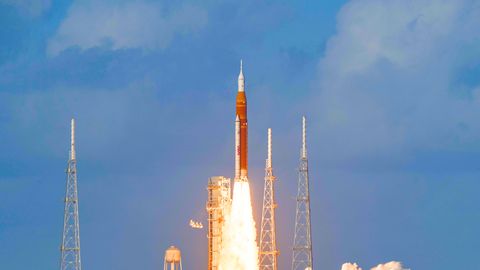 VAATA PILTI ⟩ Reisija tabas lennukiaknast kaamerasse haruldase hetke Artemis II stardist