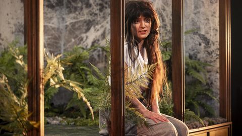 TORUPILLIOOPER ⟩ «Libahunt» vangistab naised rahvariidevöödest kookoneisse