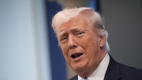 VIDEO ⟩ Segadus trepil: Trump sattus lennukisse sisenedes vihmavarjuga piinlikkusse olukorda