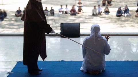 Indoneesia paari karistati abieluvälise seksi eest 100 kepihoobiga