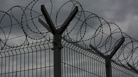 Teismelistena Helsingis kooli hoovis kaks tüdrukut vägistanud noormehed mõisteti vangi